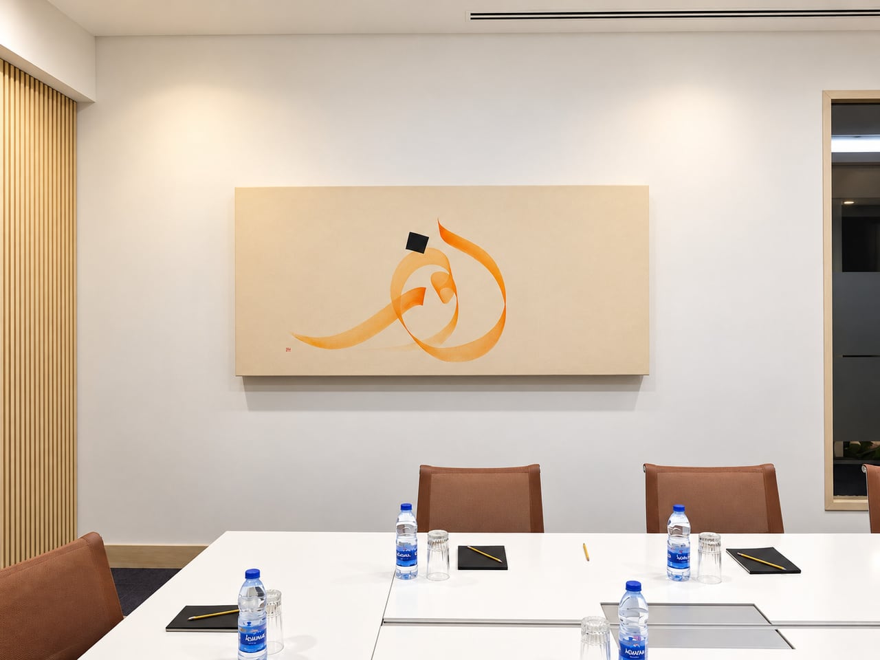 من الصعب إلى السهل — عمل خطي بأحبار أكريليك على كانفاس في مكاتب بنك نور