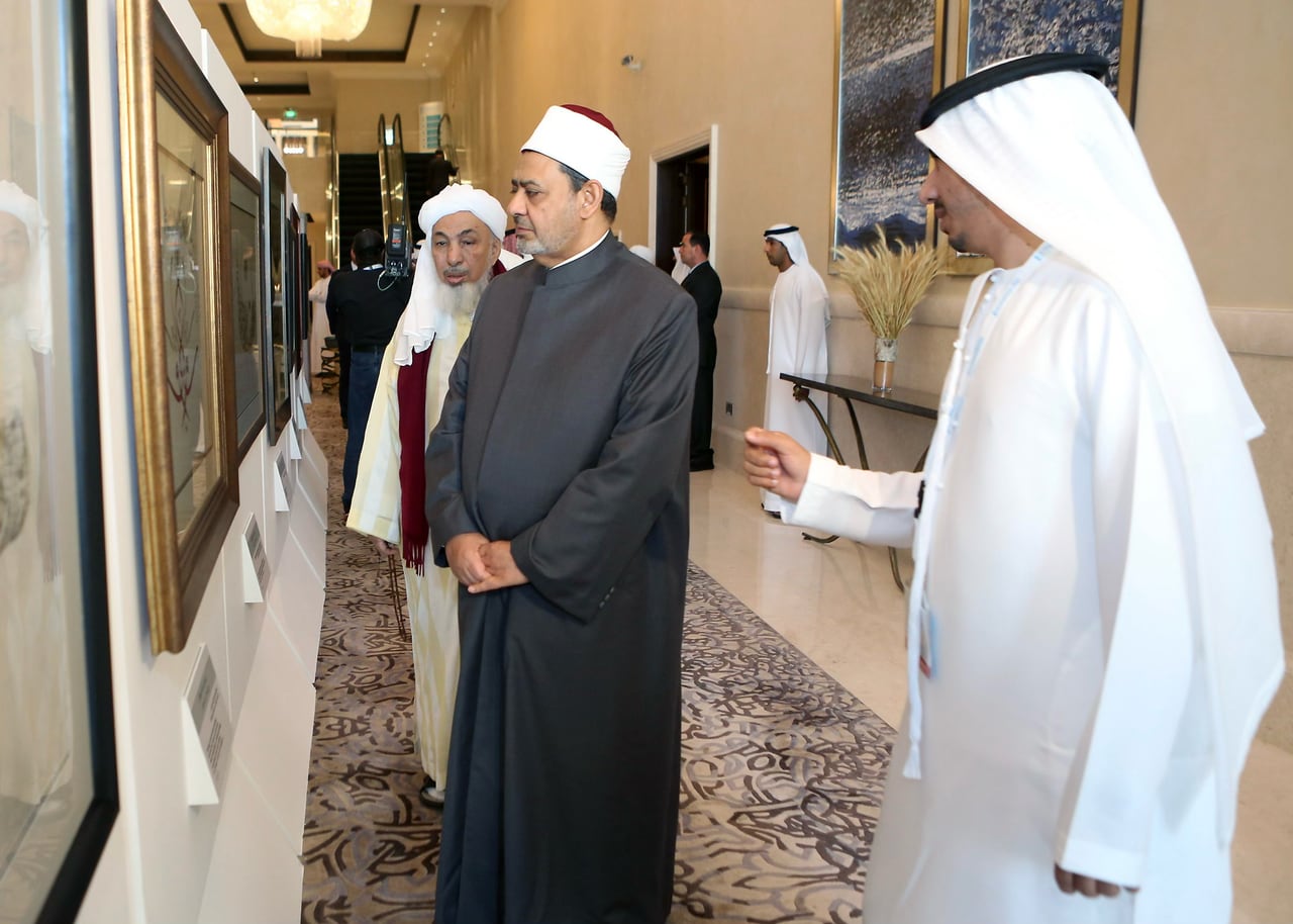زوار يتجولون بين أعمال المعرض