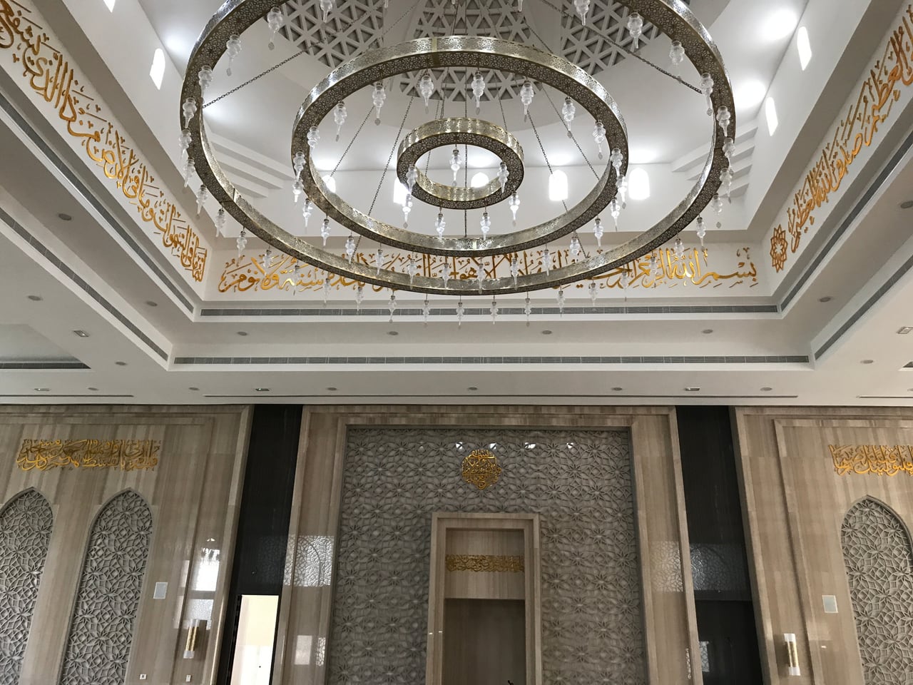 مساحة داخلية من مسجد الزرعوني الكبير تظهر فيها المخطوطات والنمط
