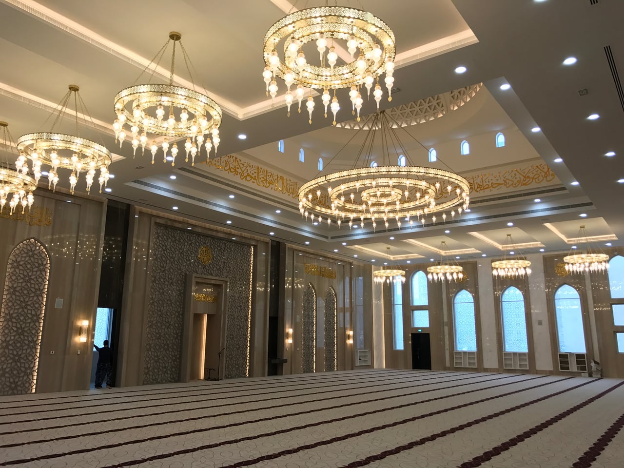 مساحة داخلية من مسجد الزرعوني الكبير تظهر فيها المخطوطات والنمط