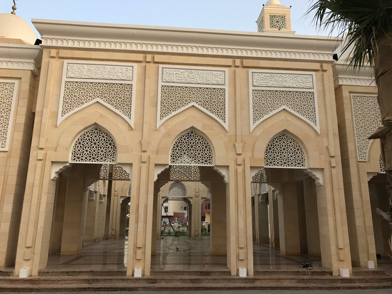 مساحة داخلية من مسجد الزرعوني الكبير تظهر فيها المخطوطات والنمط